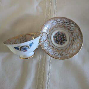 By Appointment to her Majesty the Queen China Potters Paragon Fine Bone China, M